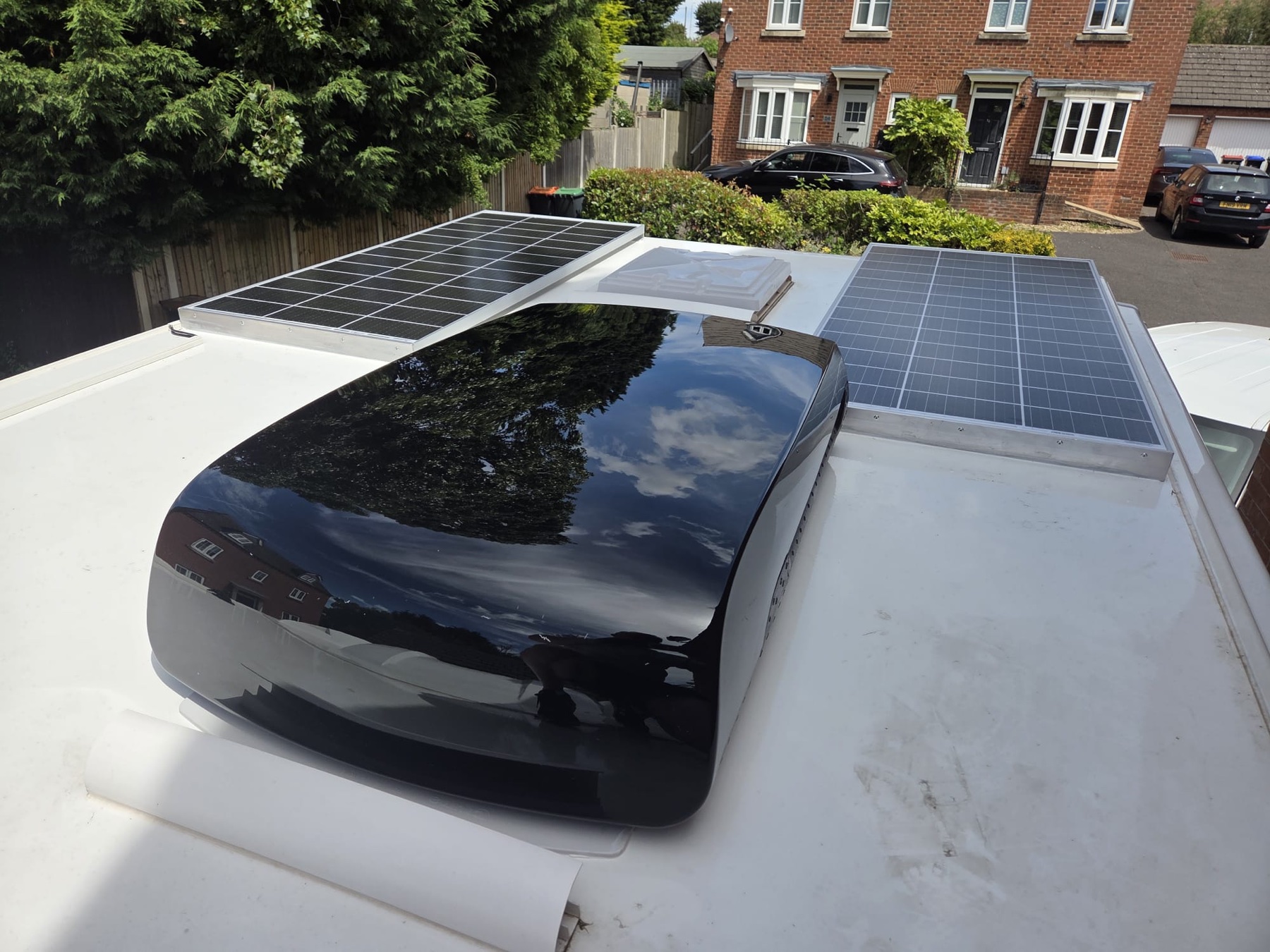 Roof-mounted motorhome air-conditioning unit with solar panels